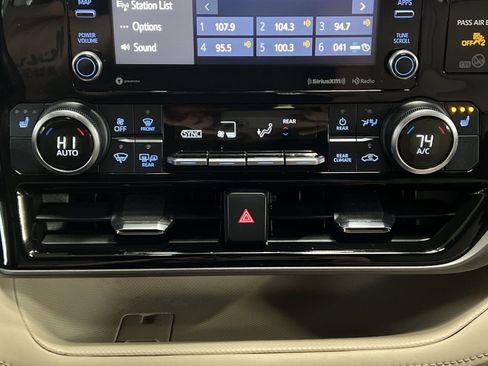 Used 2021 Toyota Highlander XLE image 20