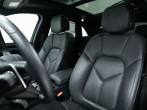 Certified 2025 Porsche Macan image 5