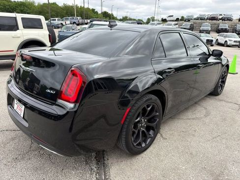 Used 2019 Chrysler 300 Touring w/ Sport Appearance Package RWD image 7