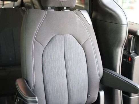 Used 2021 Chrysler Pacifica Touring w/ Uconnect Theater Family Group image 44