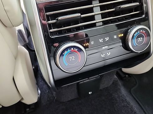 Used 2025 Land Rover Range Rover Long Wheelbase SE image 25