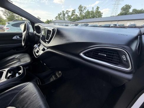 Used 2019 Chrysler Pacifica Touring-L w/ S Appearance Package FWD image 14