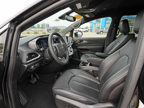 Used 2026 Chrysler Pacifica Select FWD image 16
