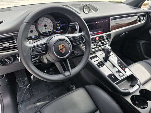 Certified 2025 Porsche Macan AWD/4WD image 4
