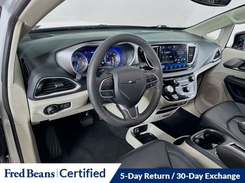 Used 2024 Chrysler Pacifica Touring-L image 20