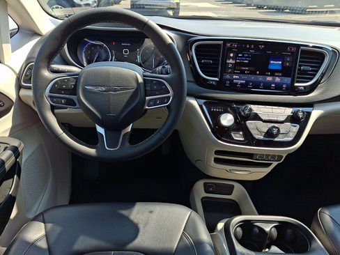 Used 2024 Chrysler Pacifica Touring-L FWD image 12
