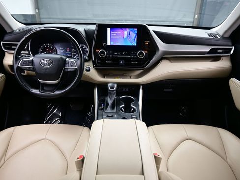 Used 2023 Toyota Highlander XLE AWD/4WD image 17