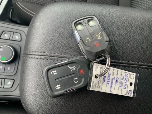 Used 2023 GMC Terrain SLE w/ Driver Convenience Package image 34