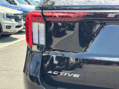 Used 2025 Ford Explorer Active RWD image 16