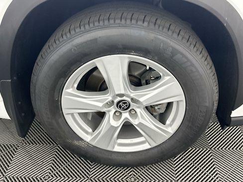 Used 2023 Toyota Highlander L image 11