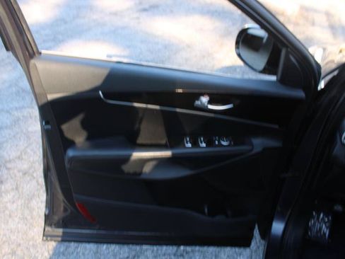 Used 2019 Kia Sorento FWD image 12