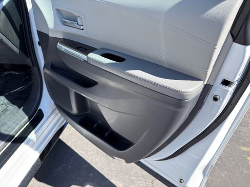 Used 2023 Toyota Sienna Limited image 11