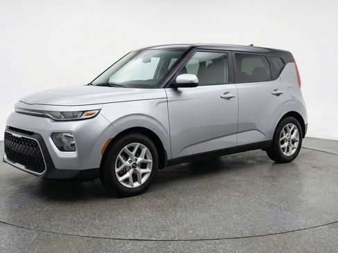 Used 2025 Kia Soul LX w/ LX Technology Package image 3