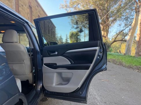 Used 2016 Toyota Highlander XLE image 32