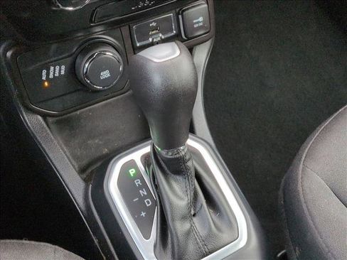 Used 2019 Jeep Renegade Sport image 17