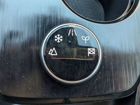 Used 2024 Nissan Rogue SV image 27