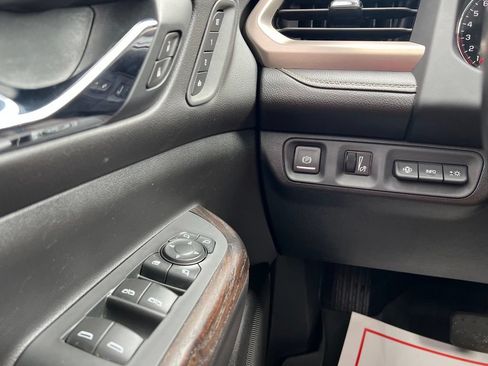 Used 2021 GMC Acadia Denali w/ Denali Technology Package FWD image 21