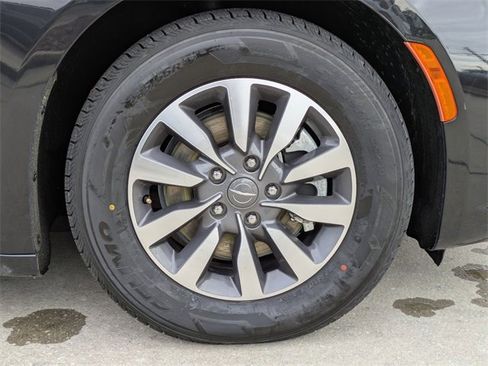 Used 2024 Chrysler Pacifica Select image 11