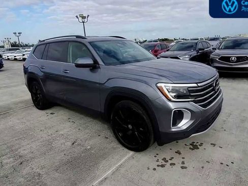 Certified 2024 Volkswagen Atlas SE w/ Black Wheel Package image 2