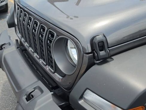Used 2025 Jeep Gladiator Sport AWD/4WD image 11