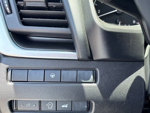 Used 2025 Nissan Rogue SV FWD image 29