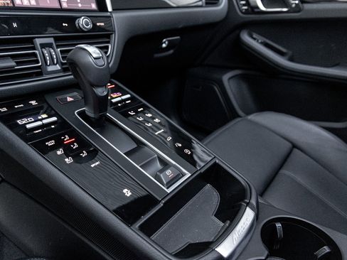 Certified 2025 Porsche Macan AWD/4WD image 21