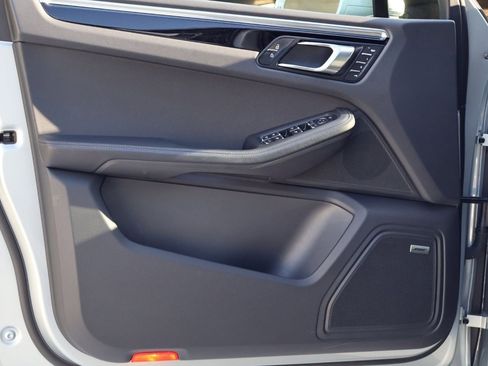Certified 2025 Porsche Macan image 13