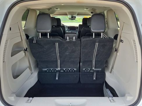 Used 2023 Chrysler Pacifica Touring-L FWD image 16