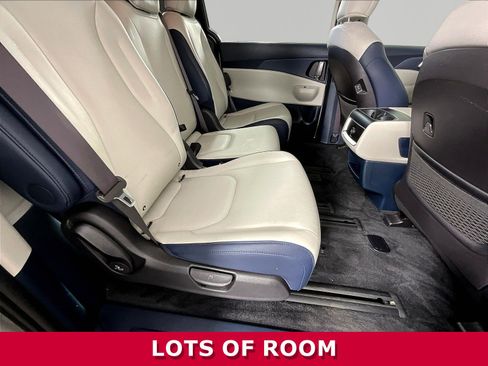 Used 2025 Kia Carnival EX FWD image 22