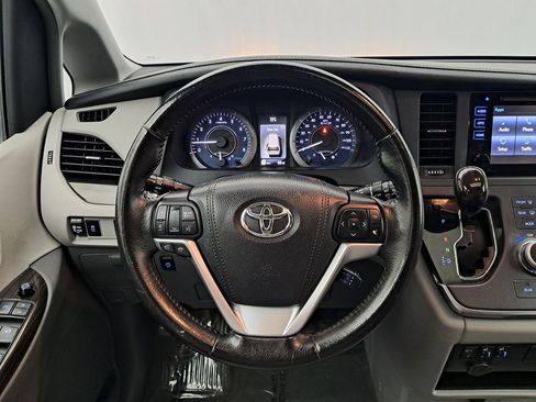 Used 2015 Toyota Sienna XLE image 9