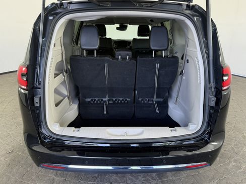 Used 2023 Chrysler Pacifica Touring-L FWD image 7