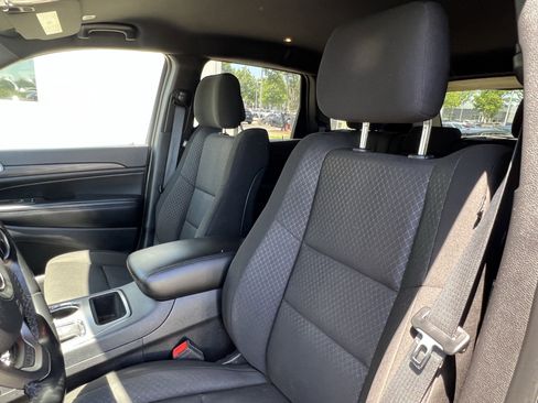 Used 2021 Jeep Grand Cherokee Laredo AWD/4WD image 16