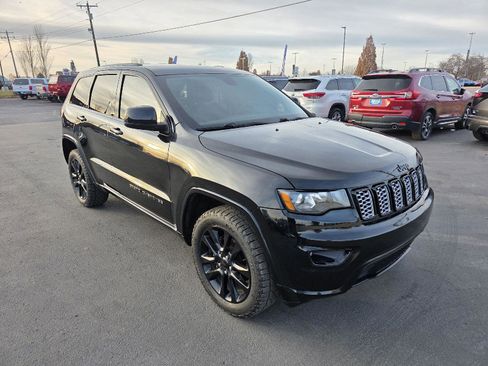 Used 2019 Jeep Grand Cherokee Altitude image 3