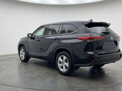 Used 2025 Toyota Highlander LE FWD image 6