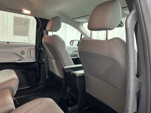 Used 2025 Toyota Sienna LE image 57