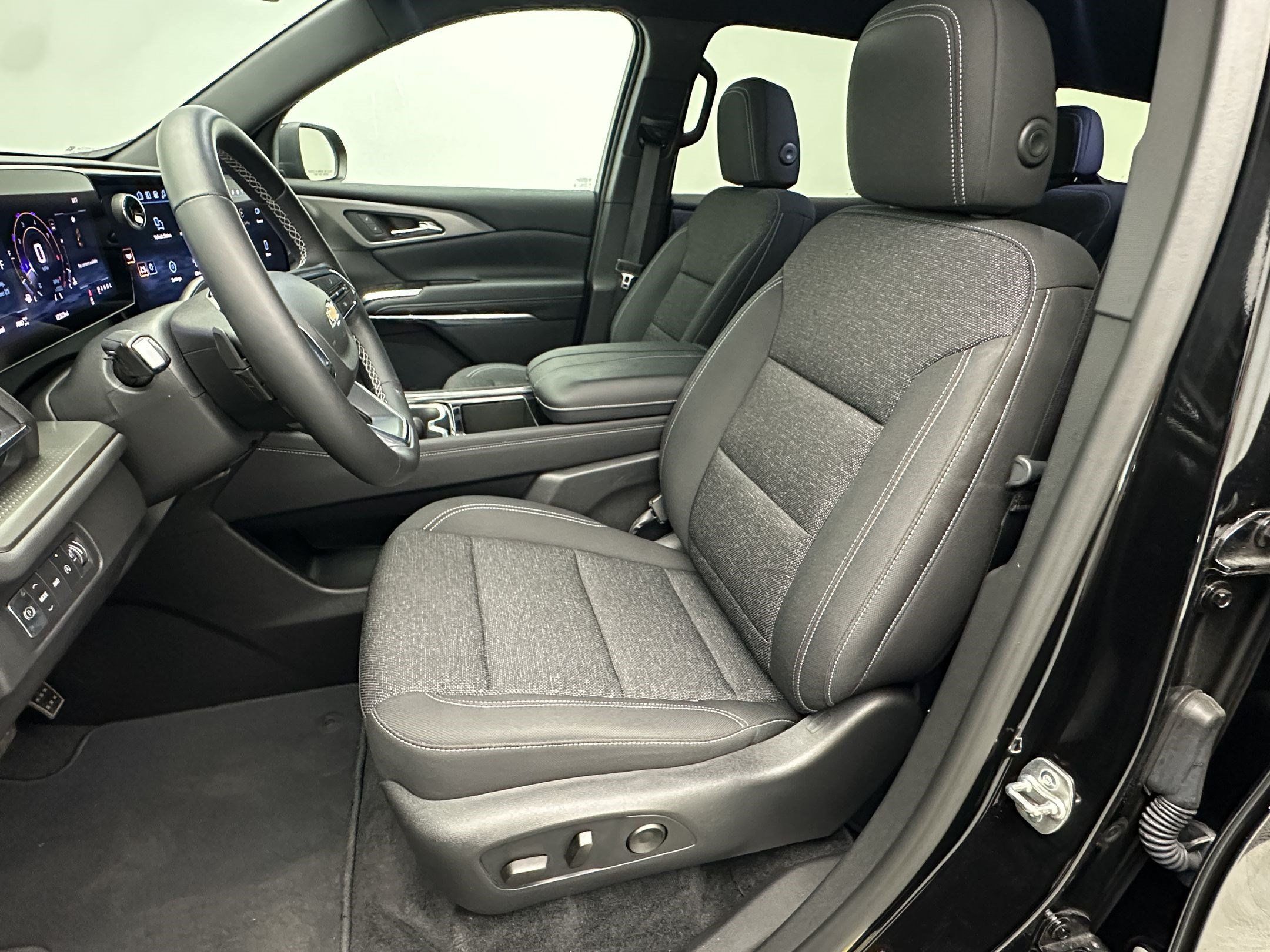 Certified 2025 Chevrolet Traverse LT w/ Driver Confidence Package AWD/4WD image 5