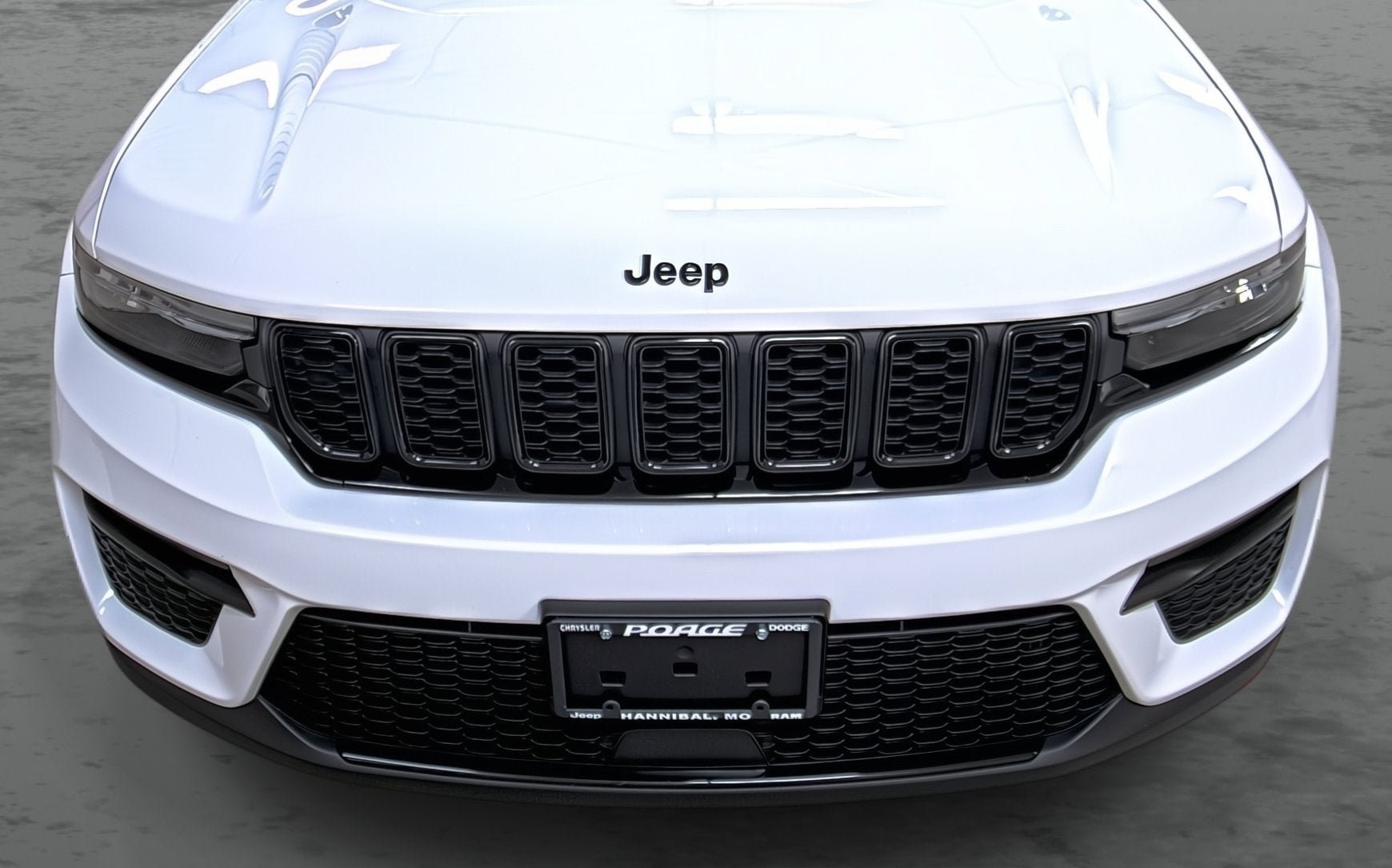Used 2025 Jeep Grand Cherokee Limited w/ Black Appearance Package AWD/4WD image 16