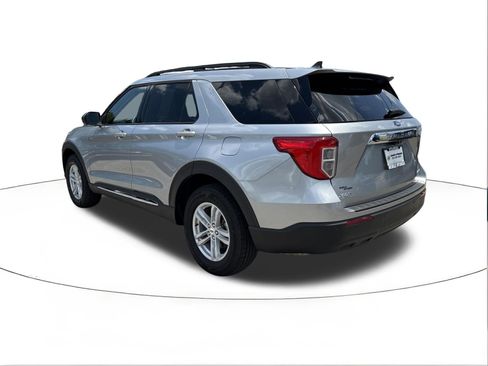 Used 2023 Ford Explorer XLT AWD/4WD image 5
