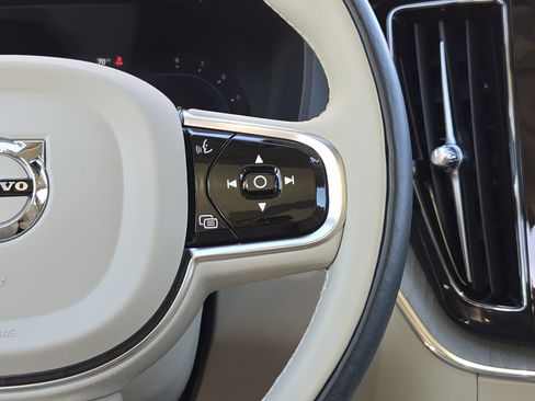 Used 2023 Volvo XC60 B6 Ultimate w/ Protection Package Premier image 41