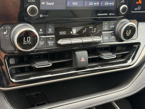 Used 2022 Toyota Highlander XLE FWD image 18