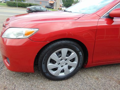 Used 2010 Toyota Camry LE FWD image 12