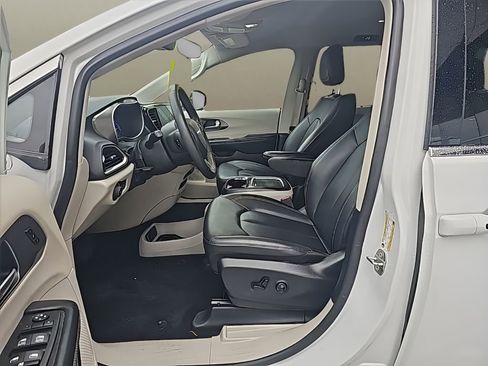 Used 2024 Chrysler Pacifica Touring-L FWD image 9