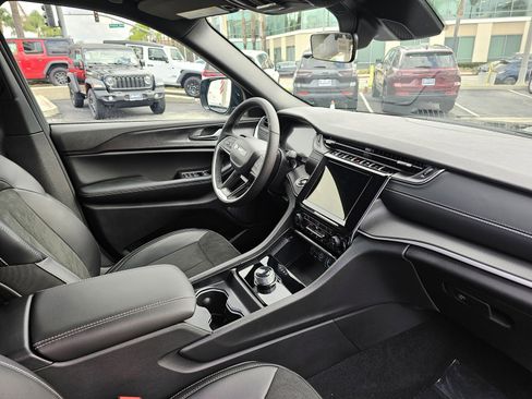 New 2025 Jeep Grand Cherokee L Altitude image 28