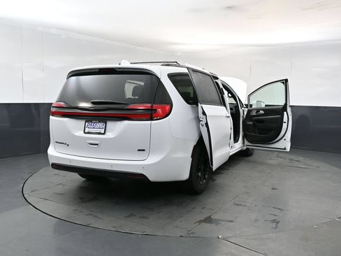 Used 2022 Chrysler Pacifica Touring-L w/ S Appearance Package AWD/4WD image 29
