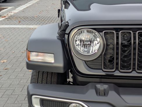 Used 2024 Jeep Gladiator Sport image 11