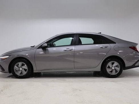 Used 2025 Hyundai Elantra SE FWD image 4