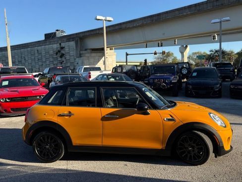 Used 2017 MINI Cooper 4-Door Hardtop image 8