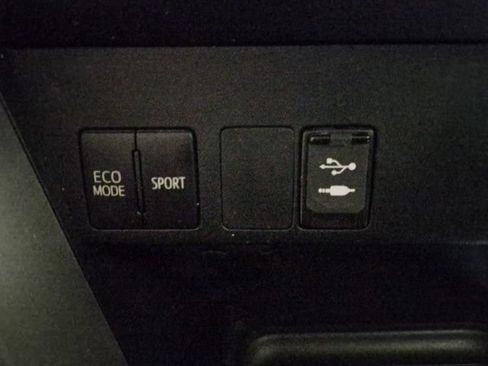 Used 2018 Toyota RAV4 LE FWD image 26