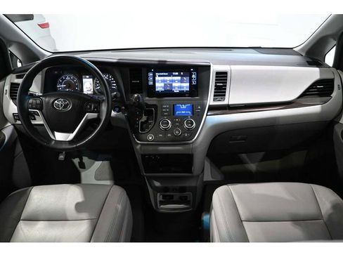 Used 2016 Toyota Sienna XLE Premium FWD image 22
