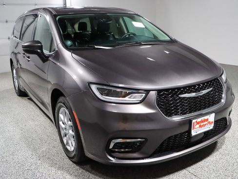 Used 2023 Chrysler Pacifica Touring-L FWD image 5